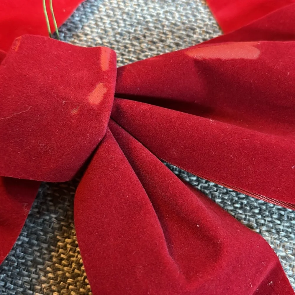 Lot of vintage red,burgundy,plaid velvety bows ￼